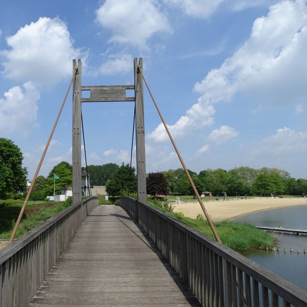 Brug over de zwemvijvers