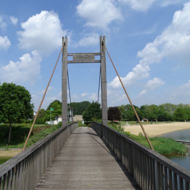 Brug over de zwemvijvers