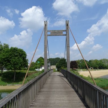 Brug over de zwemvijvers